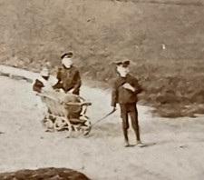 Zwei Jungen im Matrosenanzug