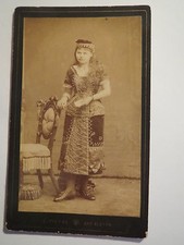 Bad Magpie - standing woman -