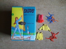 Barbie Skipper Konvolut Kleidung Mattel Koffer Sausage Curls Real Sporty