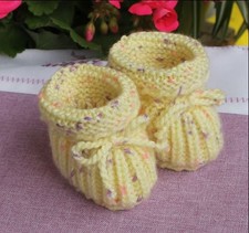 Babyschuhe gestrickt gehäkelt gelb gender unisex Frühchen Puppe mini Geburt neu