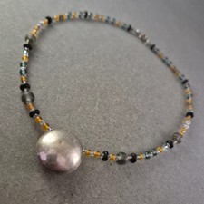 Künstlerische Glasperlen Halskette mit Metallanhänger – Farbspiel & Struktur