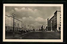 Berlin, Stalinallee mit Passanten, Ansichtskarte 1954 