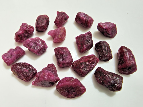 Top red rubin - rough, 17