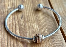 Offener Pandora Armreif mit zwei Stoppern und einem Charm, 925er Silber, Gr. 3