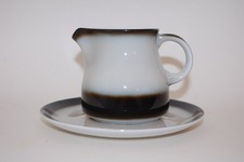 Milchkännchen mit Untersetzer