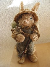 Hase aus Stroh Gärtner Deko mit Hacke Korb Dekohase