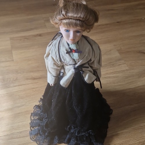 Puppe mit beigem oberteil - puppe, und