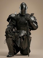 Dunkle Barbuta-Ritterrüstung