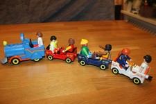 Eisenbahn Playmobil Lok mit 3 Personenwagen und Fahrgästen