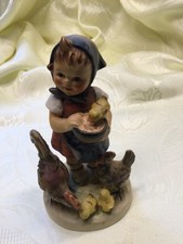 Goebel Porzellan Figur Mädchen mit Küken