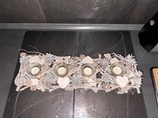 Adventsgesteck aus Naturmaterialien in hellen, winterlichen Tönen