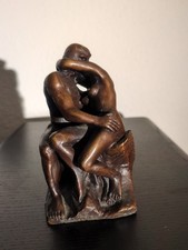 Der Kuss in Bronze von Auguste