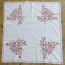 Kreuzstich gestickte Mitteldecke Tischdecke  Blumen - Muster. Feinste Handarbeit
