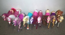 je 1 Pferd mittelgroß mit Sattel und Zaumzeug wie Simba/Barbie