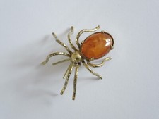 Alte Brosche mit Natur