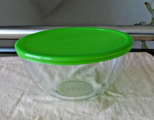Glasschale mit grünem