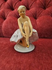 Fasold & Stauch  Porzellanfigur Tänzerin Ballerina Schuhe bindend vintage