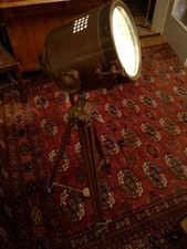 Wohnraum  Lampe aus Messing im Scheinwerfer Look mit Holz Tripod Stativ