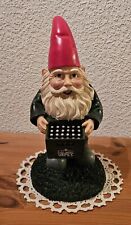 Zwerg mit einem Bierkasten Karlsberg Urpils