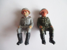 DDR, 2 orig. NVA-Soldaten, Gummi, graue und grüne Uniform, Stecknippel vorhanden