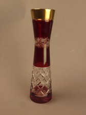 8869:Rubinierte Kristallvase mit dickem Goldrand,florale,geschliffene Verzierung
