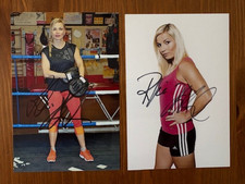 Regina Halmich (Boxen) 2 handsignierte Autogramme auf AK (10 x 15cm)