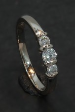 18 Karat Weißgold Ring mit 3