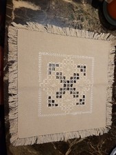 Tischdeckchen,  Hardanger-Stickerei, beige, mit Fransen, ca. 32x32 cm