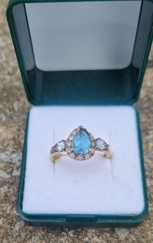 Ein gepunzter blautopas - blautopas-ring, 9