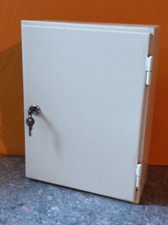 Schöner alter Metall Wandschrank Blechschrank Medizin- Apotheker -schrank Loft