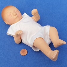 KLEINES BABY PUPPE LIEGEND 18