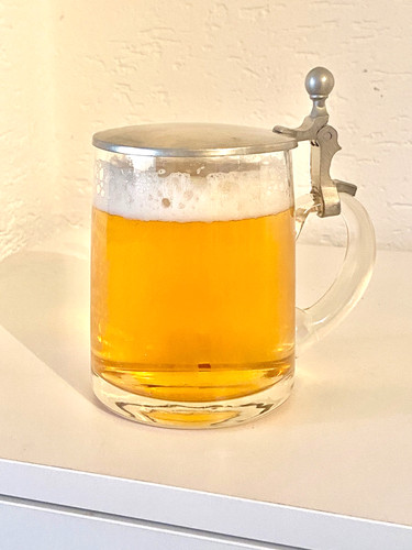 Klassischer bierkrug aus glas - klassischer,