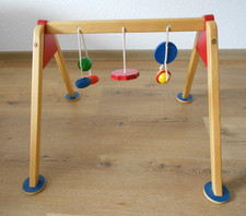 Spielbogen/Fitnesscenter von IKEA aus Holz für Babys für die Krabbeldecke