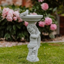 Junge mit Vogeltränke