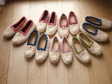 Strohschuhe Selbstgemacht mit heller Laufsohle. Auch Für Draußen geeignet