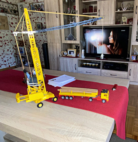 Volvo gelber spielzeug - volvo,