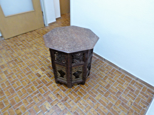 Rauchertisch geschnitzt