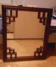 Schöner Spiegel mit Mahagoni-Holz eingefasst. 70 X 60 cm. 