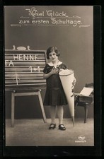 Foto-AK Amag Nr. 63685 /3: ABC-Schützin vor der Tafel 