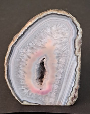 Dekorativer Achat, hellblau und pink, Druse und Streifen