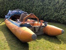 Schlauchboot mit Motor und Segel....