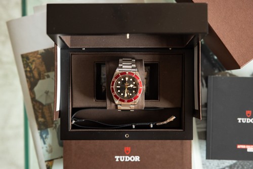 Tudor heritage black - heritage, bay