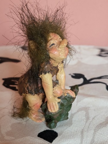 Primitive woman norwegian - primitive,