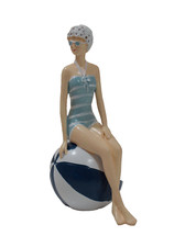 Frau im Badeanzug Ball Mollige