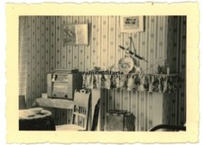 Orig. Foto Stillleben Borddolch Degen Schwert Radio Nachrichten in Wohnung