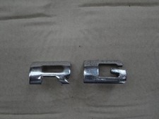2 alte Buchstaben (R und G) vom Schriftzug der Motorhaube beim Wartburg 311/312 