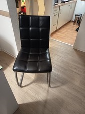 Vier Lederstühle für einen