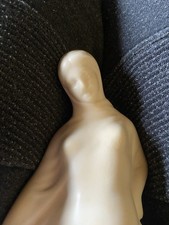 Skulptur alt auf Sockel ohne