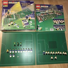 LEGO 880002 und 3302 mit 27 Figuren und 2 Platten 38x38 cm Fußball unvollständig