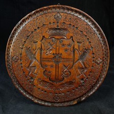 SKULPTUR MODEL WAPPEN KRONE SCHWERTER LÖWE GESCHNITZT NUSSBAUM HOLZ UM 1780